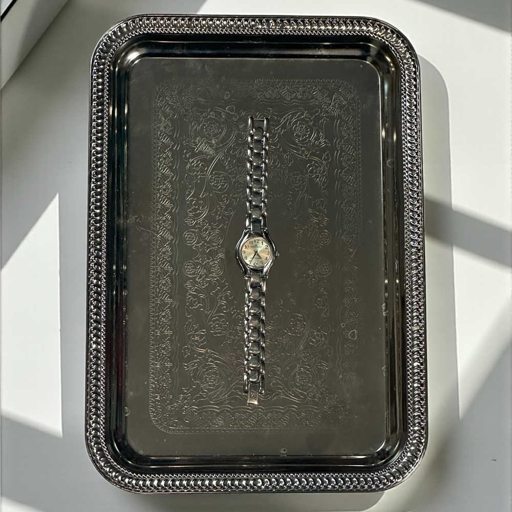 Vintage Silver Quartz Watch (Unisex) — Stainless Back, Water Resistant